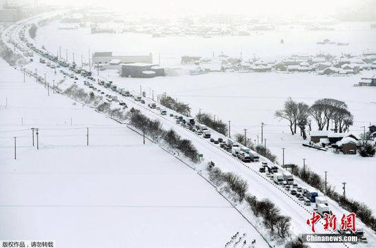 日本局部地区降雪量创纪录 逾千辆汽车受困无法动弹 第1页