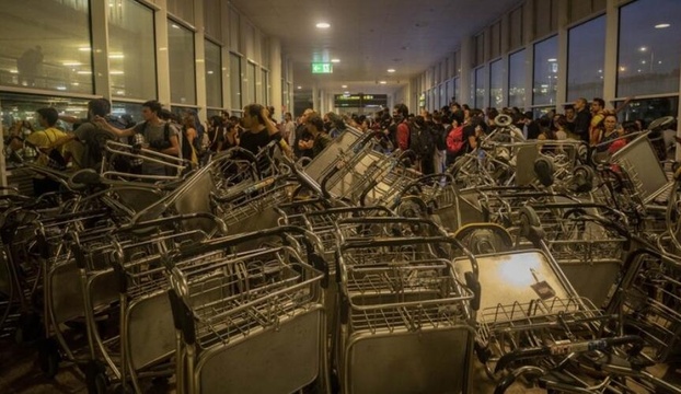 巴塞罗那机场爆发抗议活动:人群阻塞机场(4) 第4页