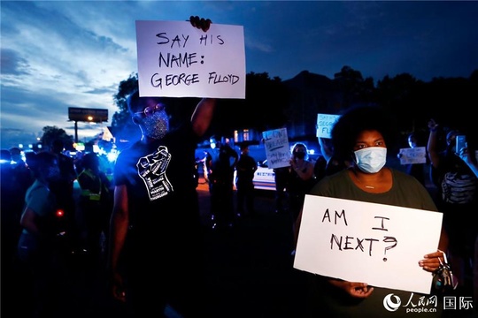涉事白人警察被控“过失杀人” 抗议示威袭向全美 第1页