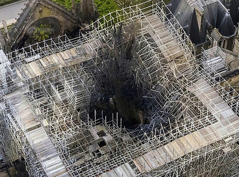 高空俯拍火灾后的巴黎圣母院 顶部大洞触目惊心 第1页