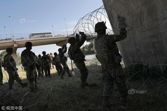 移民大军压境美国 美士兵在美墨边境安装铁丝网严防(3) 第3页