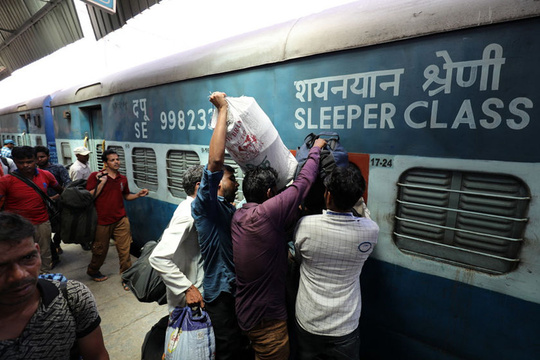 克什米尔危机加剧 印度务工人员钻火车车厢逃离(2) 第2页