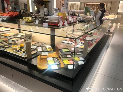 心斋桥大丸地下食品区 第1页