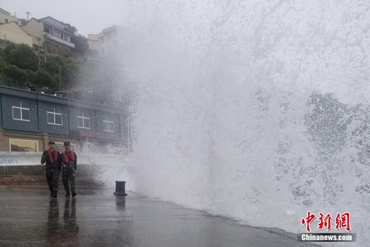 台风&quot;安比&quot;登陆浙江 舟山海边掀巨浪(3) 第3页