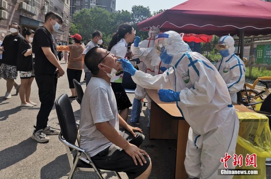北京西城:封闭社区居民进行核酸检测(2) 第2页