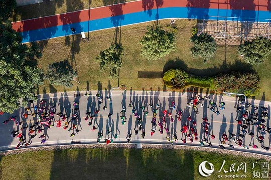 广西梧州:千人健步走 健身迎新年(2) 第2页
