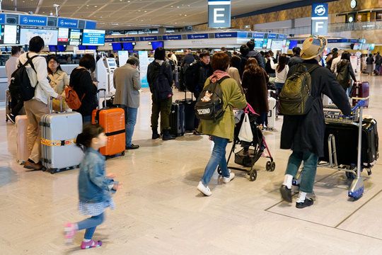 日本开启10天黄金周假期 机场火车站迎客流高峰 第1页