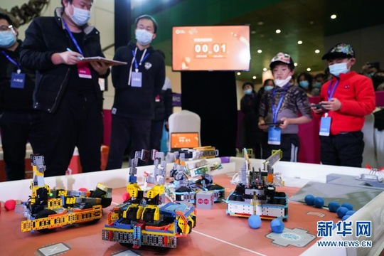 北京:中小学生比拼机器人“火星探索”(2) 第2页