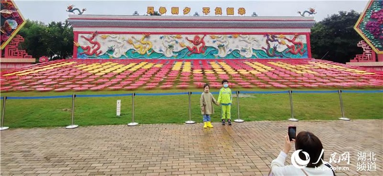 武汉中国红·大地艺术游园会 吸引市民游客顶风冒雨观赏 第1页