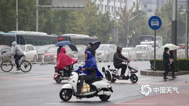 北京今晨小雨飘落 凉意浓(2) 第2页