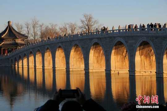 北京颐和园十七孔桥冬日上演“金光穿洞”景观(2) 第2页