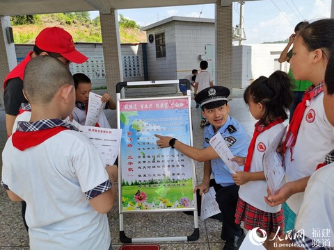 开学第一课:龙岩火车站民警进校园宣讲铁路安全 第1页