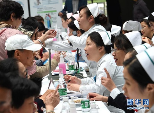 【高清】南京:护理义诊迎接护士节 第1页