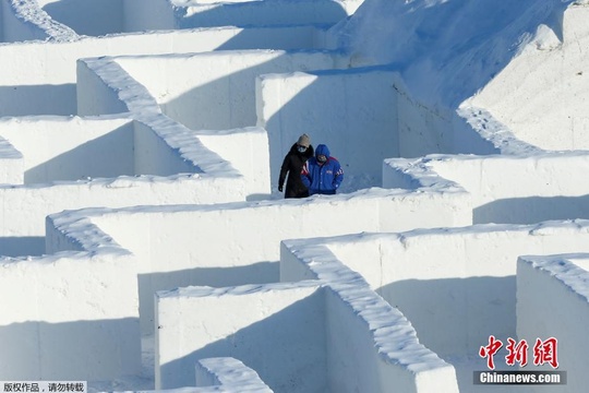 加拿大打造世界最大雪迷宫 民众冰雪世界中探险 第1页