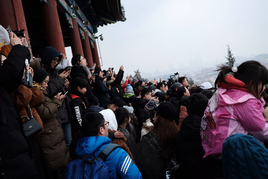 京城迎来猪年首场春雪 景山公园万春亭游客爆满(2) 第2页