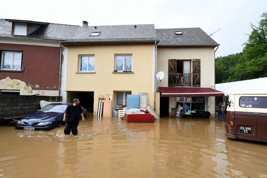 法国遭洪水肆虐 房屋被淹街区一片汪洋 第1页
