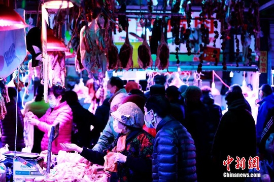 上海菜场“年味”十足 民众采购年货迎新春 第1页