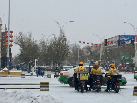 吐鲁番持续降雪 外卖小哥冒雪送外卖 第1页