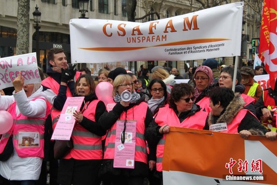 巴黎第17轮示威穿上“粉背心” 聚焦维护妇女权益(4) 第4页