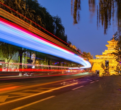 济南夜幕下的道路:车灯形成光轨 流光溢彩 活力十足(4) 第4页