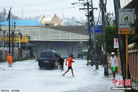 台风“北冕”来袭 菲律宾街道遭淹民众撤离 第1页