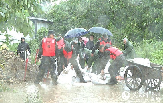 四川绵竹:抗洪抢险在一线 众志成城护家园 第1页