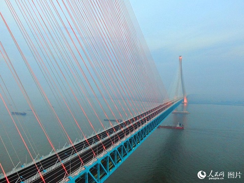 江苏南通:沪通长江大桥亮灯调试 展现迷人夜景(4) 第4页