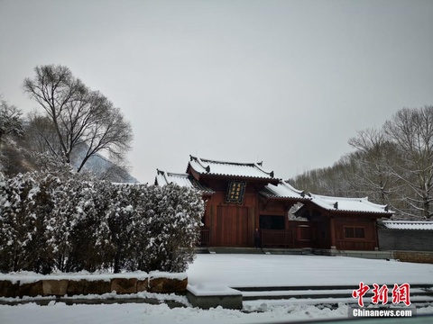 红墙灰瓦映白雪 圣境五台山美如画(6) 第6页