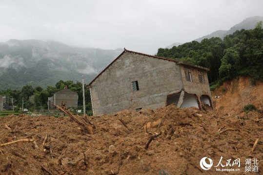 黄梅山体滑坡致9人被埋 湖北应急协调各方力量全力救援 第1页