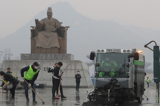 韩国再遭雾霾侵袭 志愿者在光化门广场清扫路面(3) 第3页