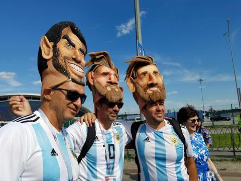 高清:阿根廷球迷包围喀山 帽子上日本LOGO醒目 第1页