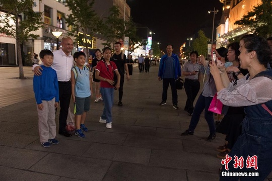 香港警队代表游览北京王府井 光头刘Sir与民众合影(4) 第4页