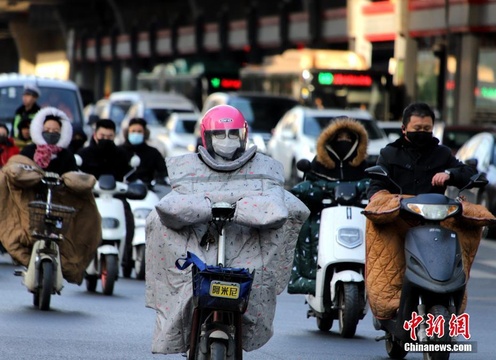 中国多地迎来降温天气 花式保暖惹人注目(2) 第2页