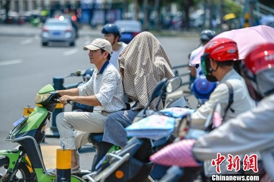 海南多地连日高温 民众&quot;全副武装&quot;出行(4) 第4页