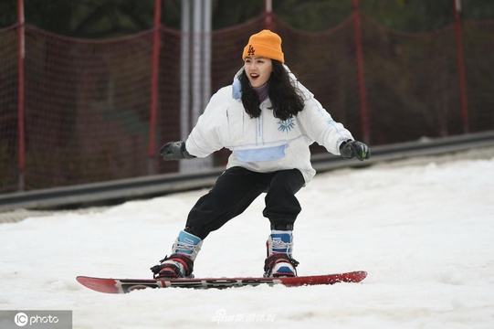 在南方的艳阳里大雪纷飞 常州滑雪场市民体验冰雪乐(4) 第4页