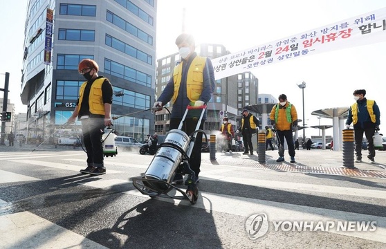 韩国累计确诊977例新冠肺炎 政府加强防疫工作“热火朝天消毒忙”【组图】(12) 第12页