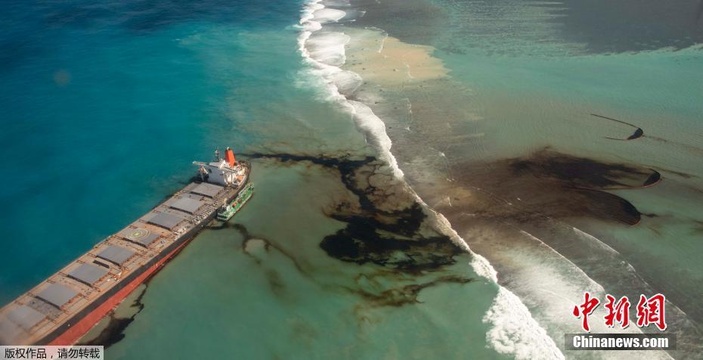 日本货轮在毛里求斯触礁漏油 清理工作紧张进行 第1页
