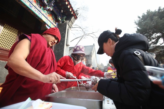 腊八节寺院奉粥 百余市民排队领取应好彩头(9) 第9页