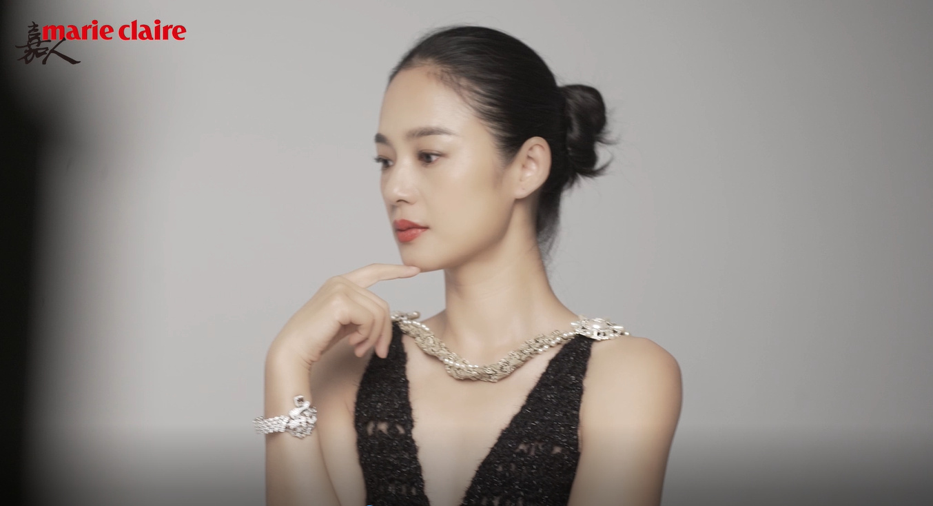 《嘉人》8月刊封面 周韵:忠于自我 随遇而安