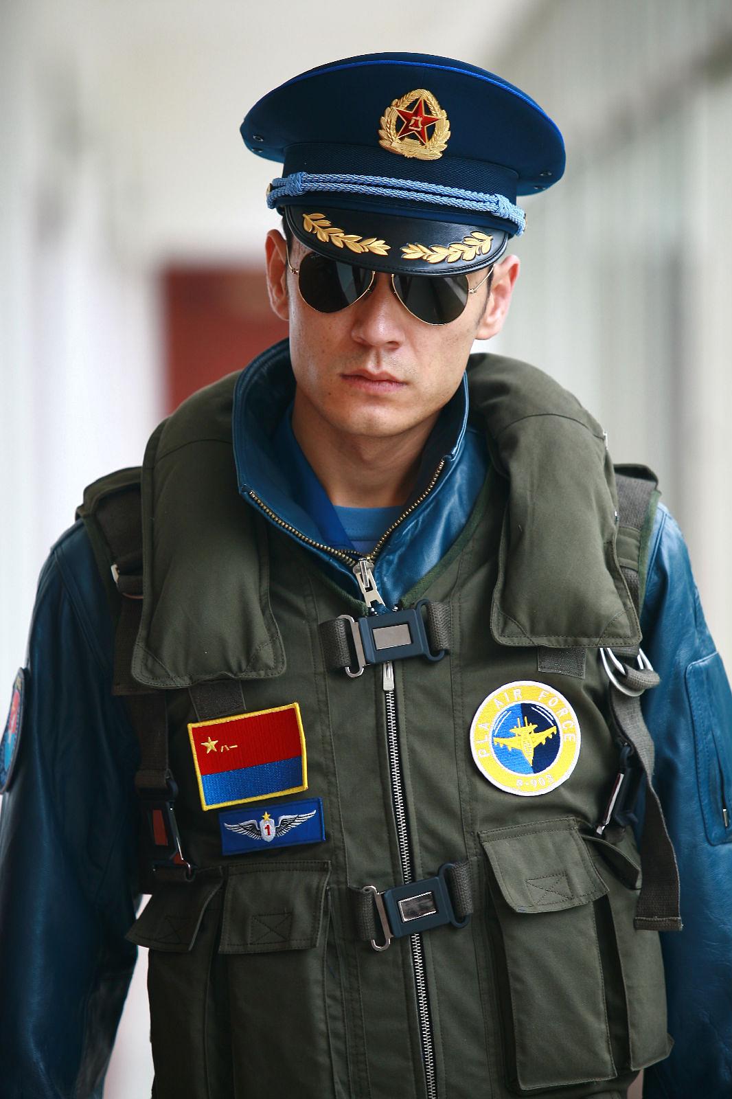 歼十出击
