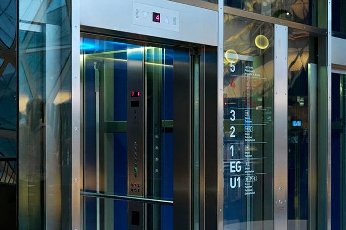 Три вертикальный лифта. Лифт THYSSENKRUPP. Лифт THYSSENKRUPP h200 10069139. THYSSENKRUPP лифт стеклянный. Лифт THYSSENKRUPP производитель.