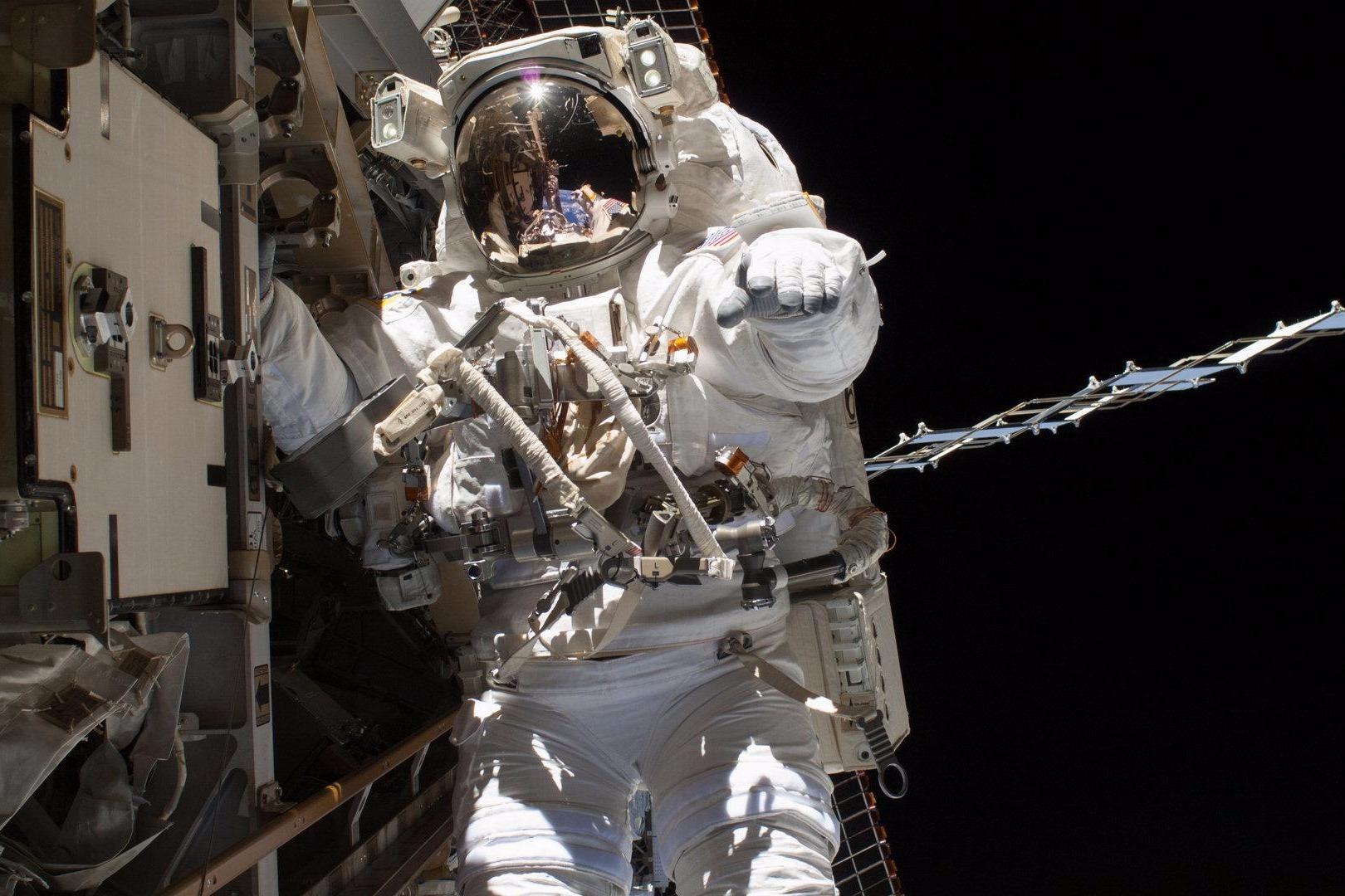 сергей волков мкс. зарплата космонавта в космосе. зарплата космонавта в космосе. российский космонавт в космосе. зарплата космонавта в россии.