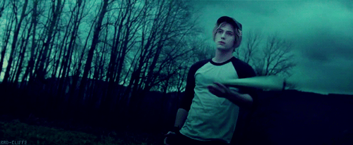 片段中,爱丽丝扔球的动作超级秒杀,她的高抬腿,贾斯帕旋转的棒球棒,都