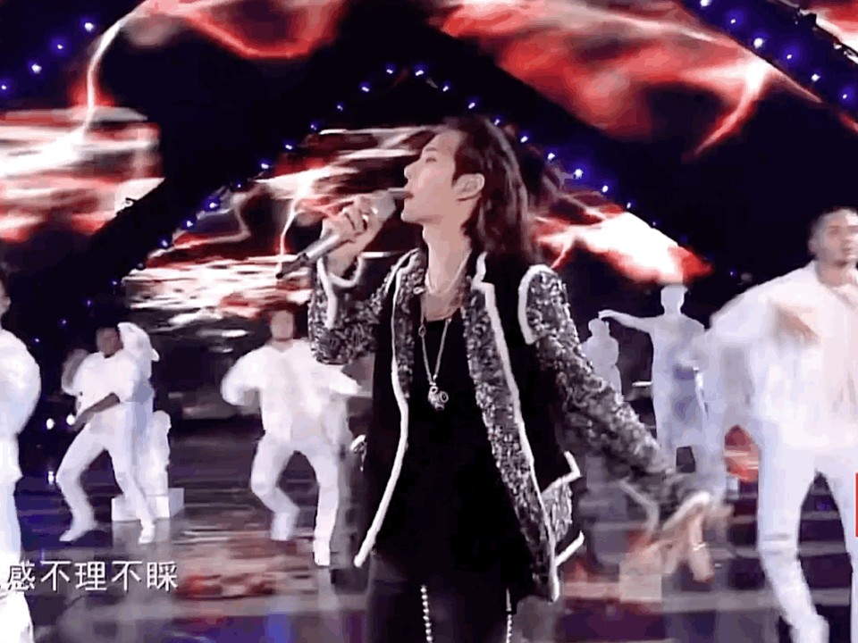 王一博参加湖南卫视跨年晚会,舞台上的他,在水中唱跳现场表演新单曲
