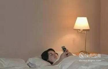 在床上应该怎么玩手机? 在床上怎样正确玩手机