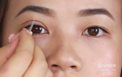 如何贴双眼皮贴 怎样贴双眼皮贴，正确贴双眼皮贴的方法