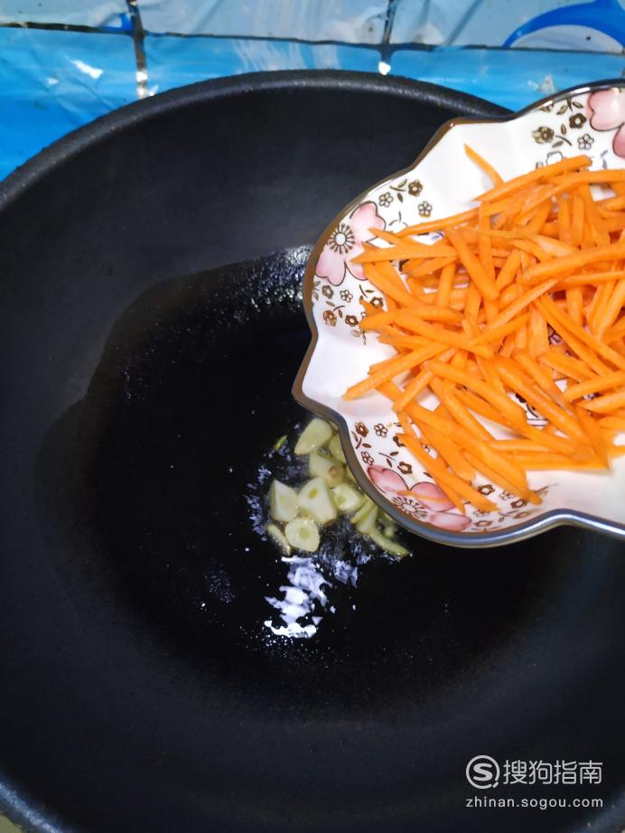 胡萝卜鸡蛋汤面的做法 怎样做美味的双萝卜松花蛋汤面？优质首发